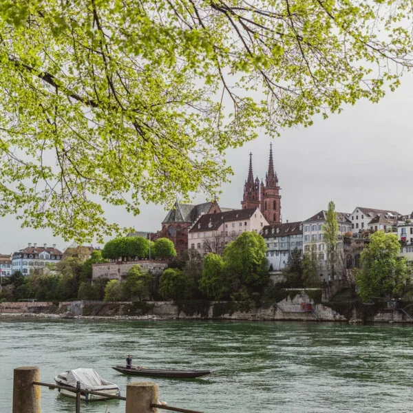 Rheinufer in Basel mit Blick auf das Münster
